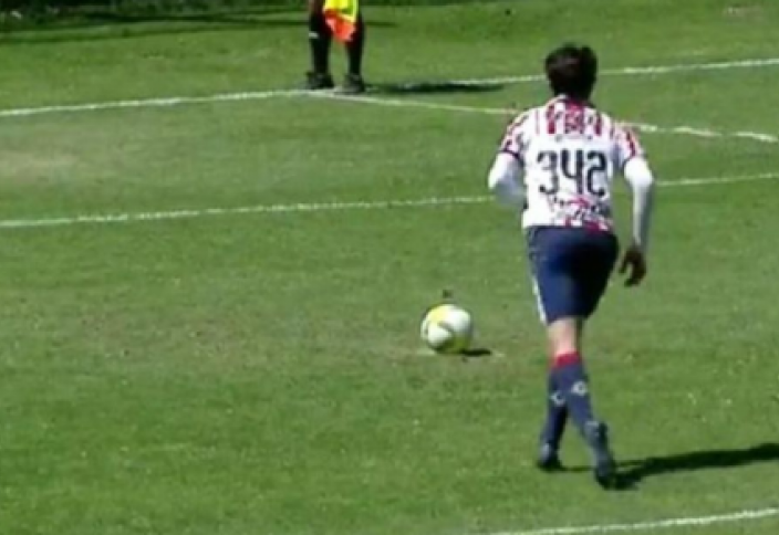 Мексиканский футболист забил невероятный пенальти (видео)
