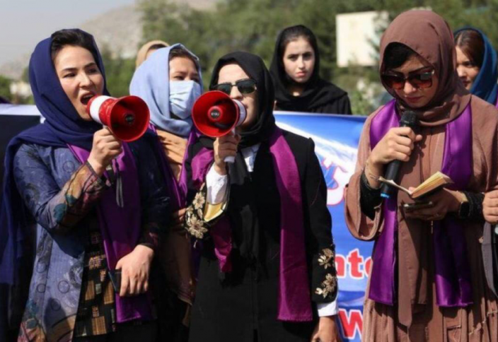 Введенный талибами запрет на работу женщин в НПО может отразиться на международной помощи Кабулу