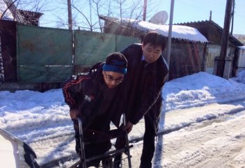 Алматы облысының шенеунігі өз көлігінде мүгедектерді тасымалдауда (фото)