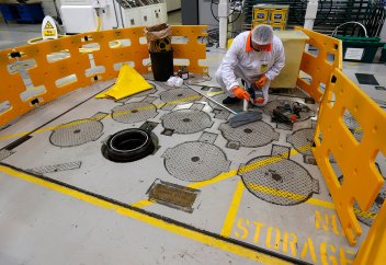 США решили вытеснить Россию с рынка ядерных технологий. Ветеран раскрыл секрет устройства "ядерной кнопки"