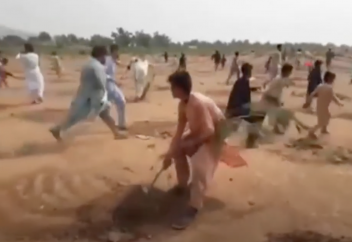 Пәкістандықтардың ашу-ызасы: халықпен санаспаған билік, зая кеткен еңбек... (видео)