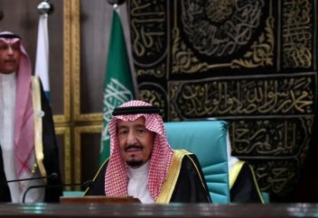 Монарх пәрмен берді...