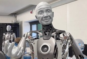 Адамға ұқсастығы қорқыныш тудыратын робот (видео)