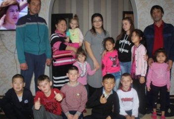 Старший сержант из Тараза стал отцом для шестерых детей из детдома