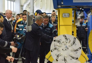 Татарстан президенті еліміздегі алғашқы автокөлік доңғалағын шығару шарасына қатысты