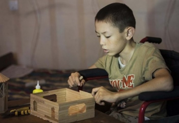 В Киргизии 12-летний архитектор, прикованный к инвалидному креслу, создает красивые мечети из дерева (ВИДЕО)