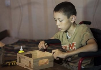 В Киргизии 12-летний архитектор, прикованный к инвалидному креслу, создает красивые мечети из дерева (ВИДЕО)