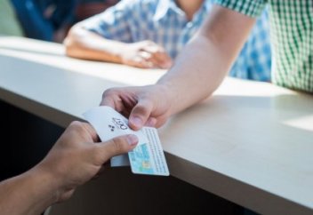 Казахстанцев предупредили о необходимости заменить удостоверения