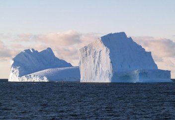 Арабтар Антарктикадағы айсбергтерді өз жағалауына тартып әкелмек