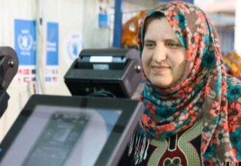 Беженцев вынуждают сдавать биометрические данные, чтобы купить еду