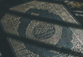 Российские военные сожгли Коран и надругались над мусульманами, пытаясь подставить Украину