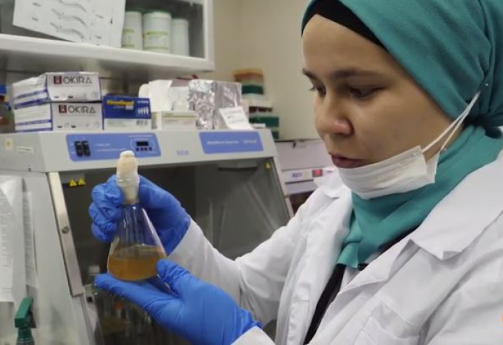 Разные: Девушка в хиджабе рассказала о важном научном открытии (видео)