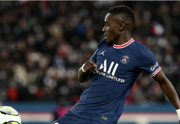 Футболиста-мусульманина наказали за отказ носить майку в поддержку ЛГБТ