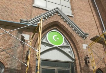 Из церквей мечети!