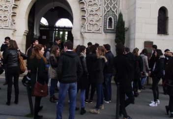 Франция открыла двери мечетей для всех желающих