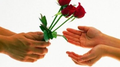 Почему мужчины дарят женщинам цветы?