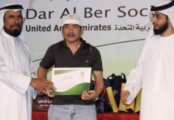 В Дубае тысячи иностранцев принимают Ислам