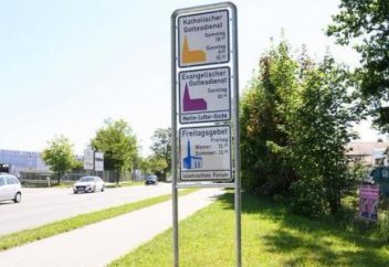 Германияда мешіттердегі жұма намазының кестесі жарияланған жол белгілері қойылды