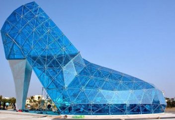 Әйелдер туфлиі пішінінде шіркеу салынды (ФОТО)