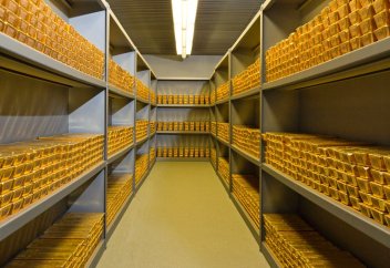 Әлемнің орталық банктері АҚШ-тан "ат-тонын ала" қашып жатыр: АҚШ-тан қанша тонна алтын қайтарылды