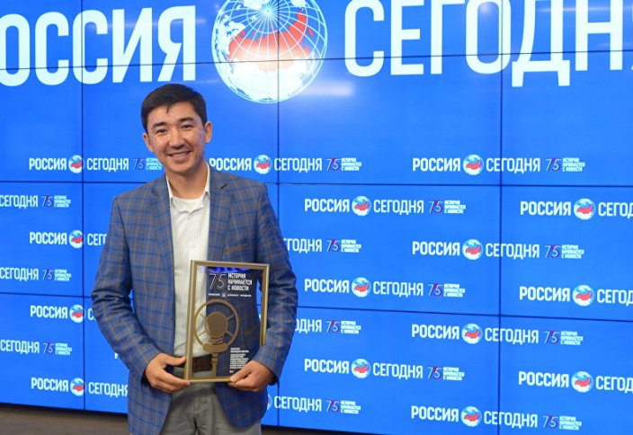 Казахстанец выиграл "Оскар" для дикторов в Москве