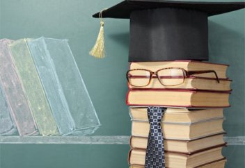 Ол - білімді, бірақ...