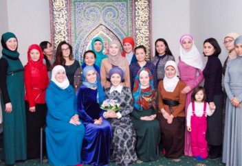 Әйелді әйелдікке баулитын мектеп ашылды (видео)