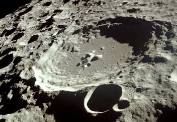 Science (США): на Луне может быть гораздо больше воды, чем мы думаем