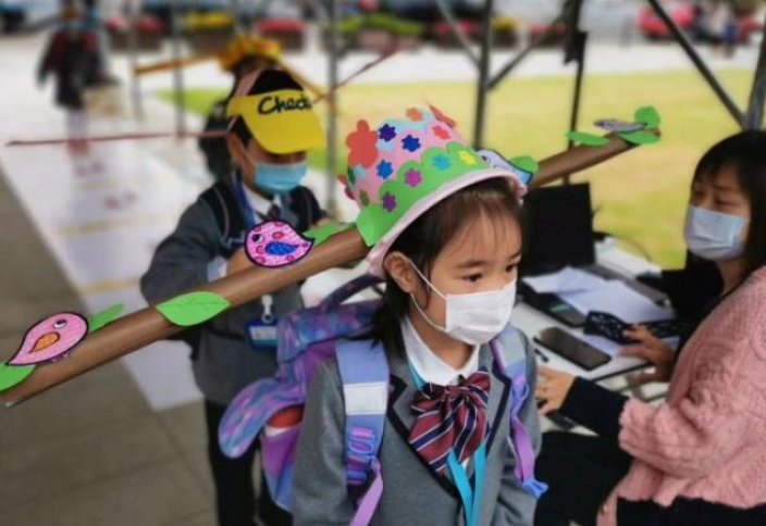 Необычные шляпы для защиты от коронавируса носят китайские школьники (видео). Что показывают исследования бессимптомных заражений