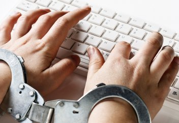 Интернетте «жалаңаш» фотоны таратуға қандай жауапкершілік қарастырылған