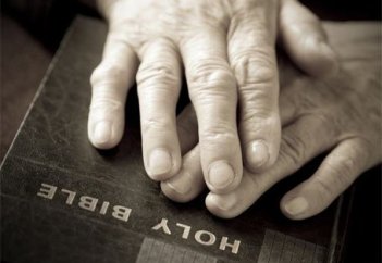 Отмена судебного процесса после клятвы мусульманина на Библии