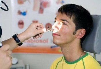 Почему необходимо сморкаться к открытым ртом?