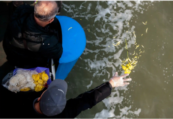 Қытайда мазардағы жер тапшылығына байланысты қайтыс болғандарды теңізге жерлеу бизнесі өркендеп келеді