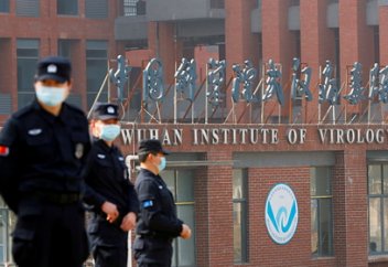 Жена ученого из Уханя умерла от COVID-19 до пандемии. Ученый предупредил человечество об угрозе COVID-26 и COVID-32