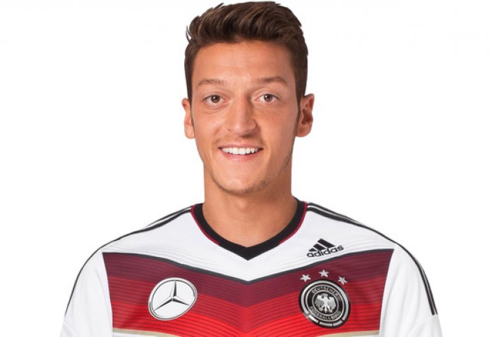 Звезда «Арсенала» сыграл в футбол с детьми сирийских беженцев (видео)