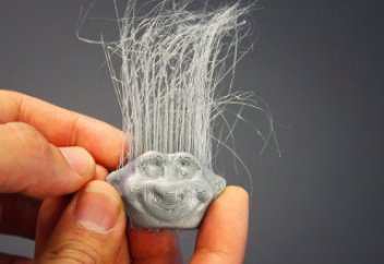 Әлем: 3D-принтерде басып шығарылған шашты өріп, бұйралауға болады (ВИДЕО)