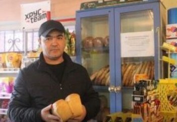 Шымкенттік кәсіпкер тұрғындарға жұма сайын тегін нан таратып жатыр