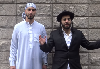 Мұсылман мен иудей жұбы жүргіншілердің назарын өзіне аударды (ВИДЕО)