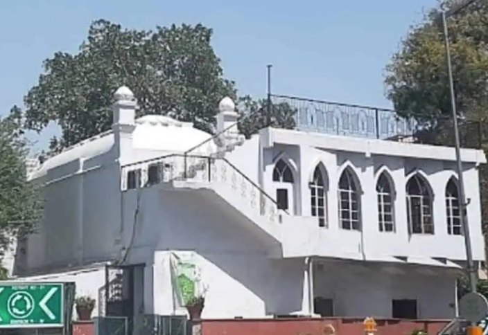 В столице Индии историческая мечеть помешала дорожному движению