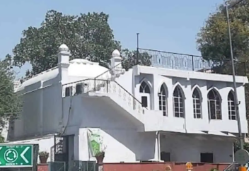 В столице Индии историческая мечеть помешала дорожному движению