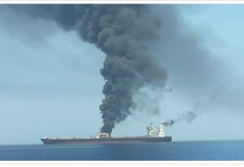 Оман бұғазында екі кемеге шабуыл жасалып, біреуі сауға батып кетті (видео)