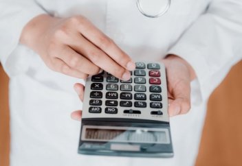 На какие медуслуги можно потратить пенсионные накопления