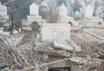 Асадитские бойцы грабят христианские могилы