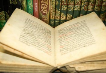 "Бұрынғы өткен заманғы дін ғұламаларын жақсылықпен тілге алу - уәжіп!"(ақида)