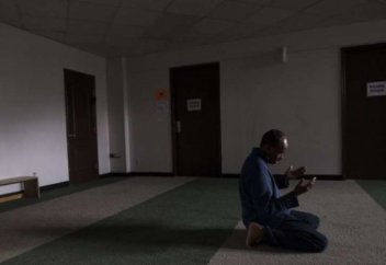 ӨРТКЕ ҰШЫРАҒАН ҚАЛА МҰСЫЛМАНДАРЫНА ТАРАУИХ ОҚИТЫН ЖЕР ТАБЫЛДЫ