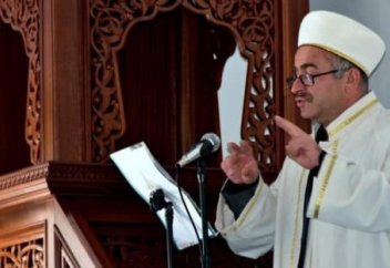 Саңыраулар үшін ишара тілінде уағыз айтатын имам