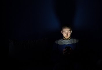 Шала ұйқы мен смартфонның ерлер ұрығының сапасын көп төмендететіні белгілі болды