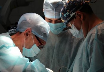 Онкологтар бас және мойын қатерлі ісігі белгілерін анықтау жолын айтты