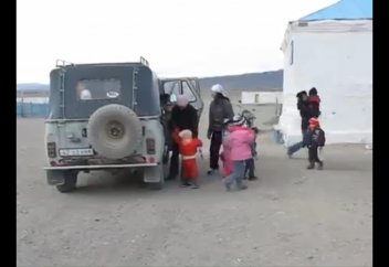 30-дан аса бала бір көліктің салонына сиып кеткен (видео)