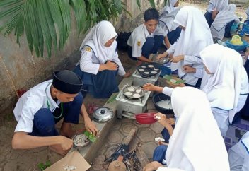 Как отмечают Раджаб и Мирадж в Индонезии